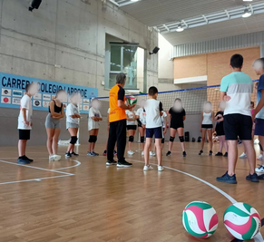 CV_Catarroja's tweet photo. Any d'èxit al #clubvoleibolcatarroja. Tenim 1 grup d'esportistes genials de #Catarroja, #Massanassa i #Albal. 
#ColegioLarrodé ha adaptat les seues instal·lacions.
A l'estiu, #CampusVoleibolCatarroja al #IESBerenguerDalmau.  
#voleibol #CEIP_Vil·la_Romana #Sompoble #Somvòlei https://t.co/9UjcWY9eNm