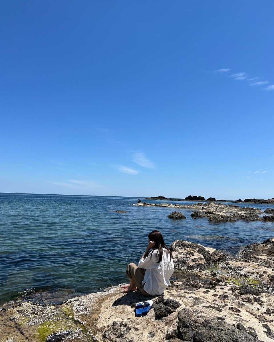 aerikane's tweet photo. Another day with a different outfit of course! I think the temperature in this sea area isn’t so bad more or less like yesterday. I really enjoyed today, AIDs what are you guys doing today? https://t.co/ktPzd3VFCy