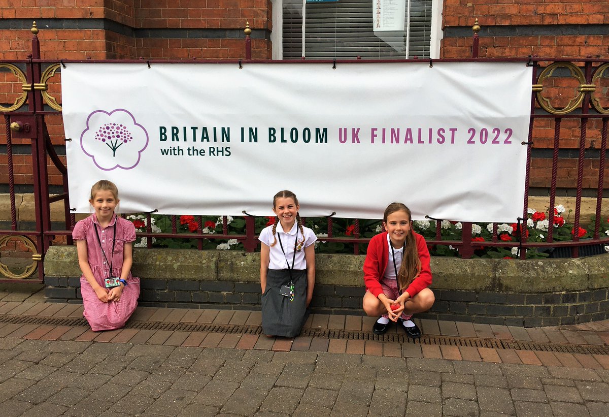 ChaucerJun's tweet photo. A proud morning for us speaking with the #EastMidlandsInBloom judges along with @ErewashBC as they came to judge our town #Ilkeston We told them all about the lovely things we have done over the past year in our #gardening club and why we love it so much ❤️ Mrs Wheatley #InBloom https://t.co/IIxOsvyo5Q