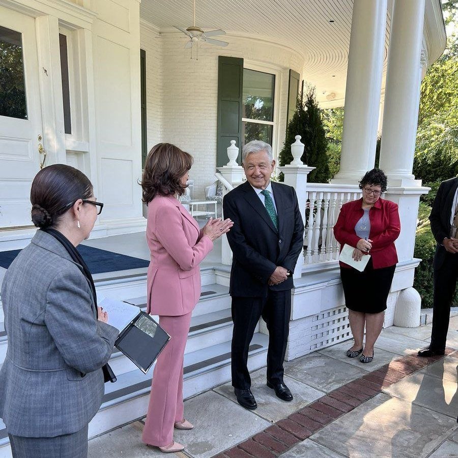 Por favor, no den RT a ésta imagen porque la #OposicionTotalmenteDerrotada se retuerce como gusano en sal. tengan piedad no den RT.

#AMLOLujoDePresidente 
#KamalaHarris