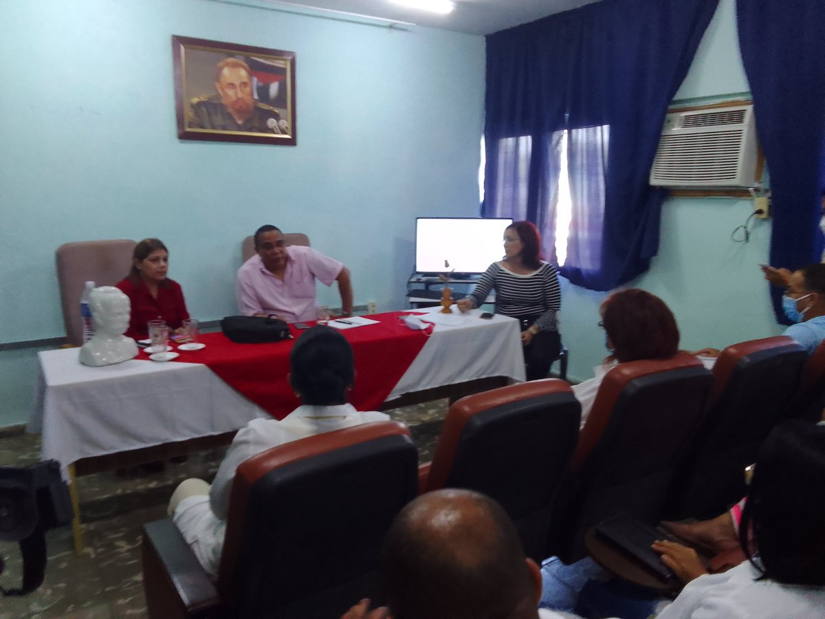 RadioCamoa's tweet photo. El Vice jefe del Departamento  del Sector de Atención Social del Comité Central del Partido  Dr Yoel Pérez García intercambia con trabajadores y directivos del Hospital General Docente Leopoldo Martínez. https://t.co/vNOiwH83cx