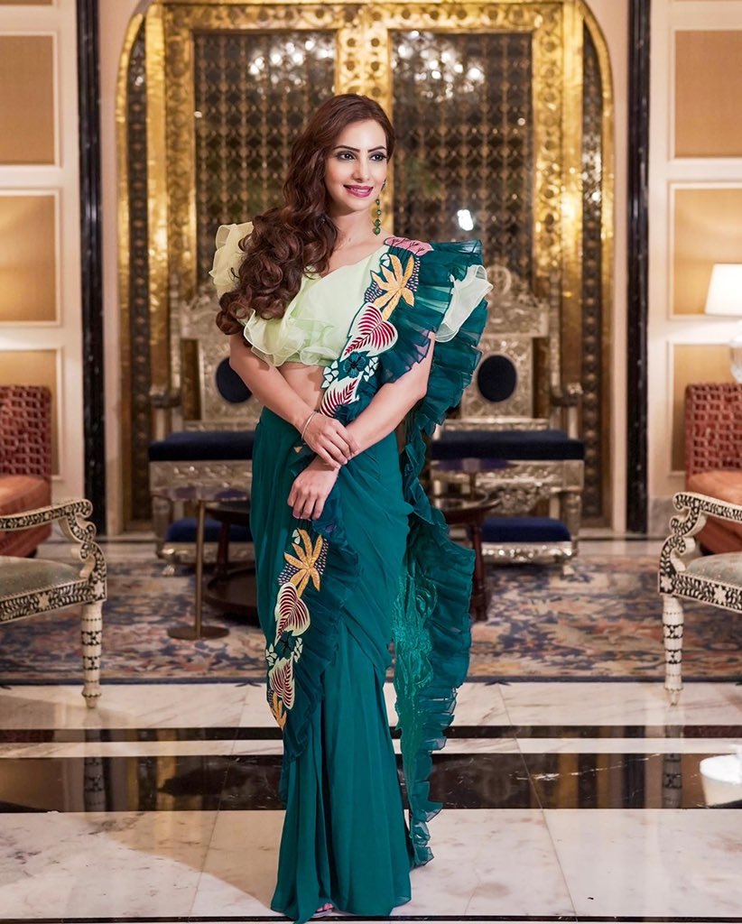 AnchorPiya's tweet photo. Jaipur Event Day 3 Look 5 #anchorpiya #earlythrowback #thismonth
#weddingplanner @studioeventz
#drapesaree @tehhzeeb_couture
#photography @anmlchndna
#property @theleelapalacejaipur https://t.co/eYTNWdRQqz