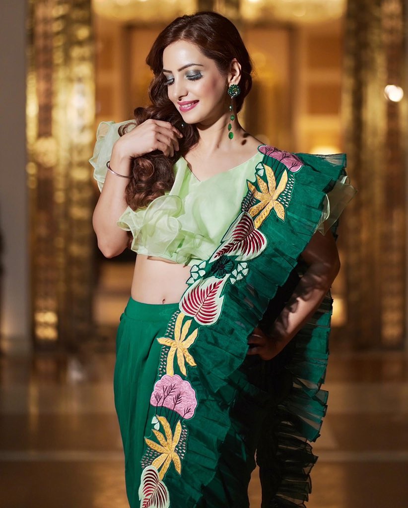 AnchorPiya's tweet photo. Jaipur Event Day 3 Look 5 #anchorpiya #earlythrowback #thismonth
#weddingplanner @studioeventz
#drapesaree @tehhzeeb_couture
#photography @anmlchndna
#property @theleelapalacejaipur https://t.co/eYTNWdRQqz