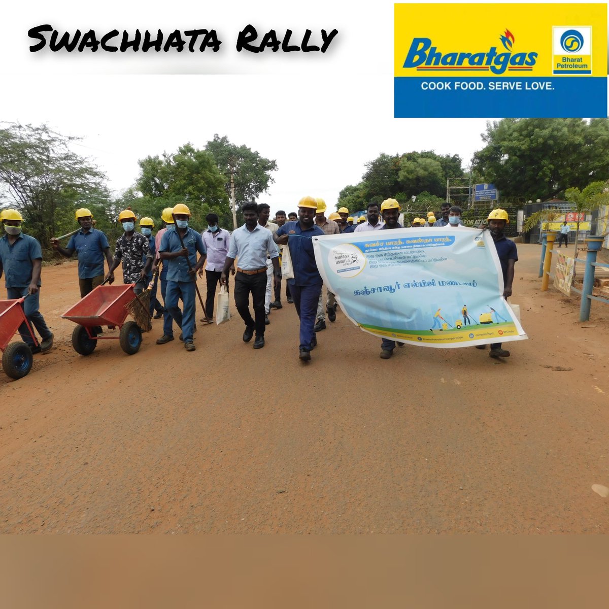 BPCLTanjore's tweet photo. Taking Swachhata beyond Plant premises, below activities were organised at Thanjavur LPG Plant

1. Swachhata Rally by Officers, GETs, Apprentice &amp; contract labour

2. Cleanliness outside plant

3. Hygiene kit distribution
#SwachhBharat @BPCLimited https://t.co/xtkAhsCZCj