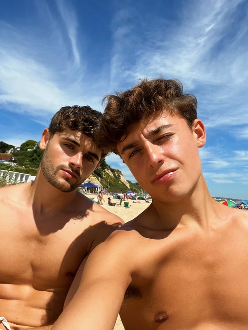 These twinks just landed in Barcelona ?? (what should we do here?) https://t.co/irrTmVz1U9