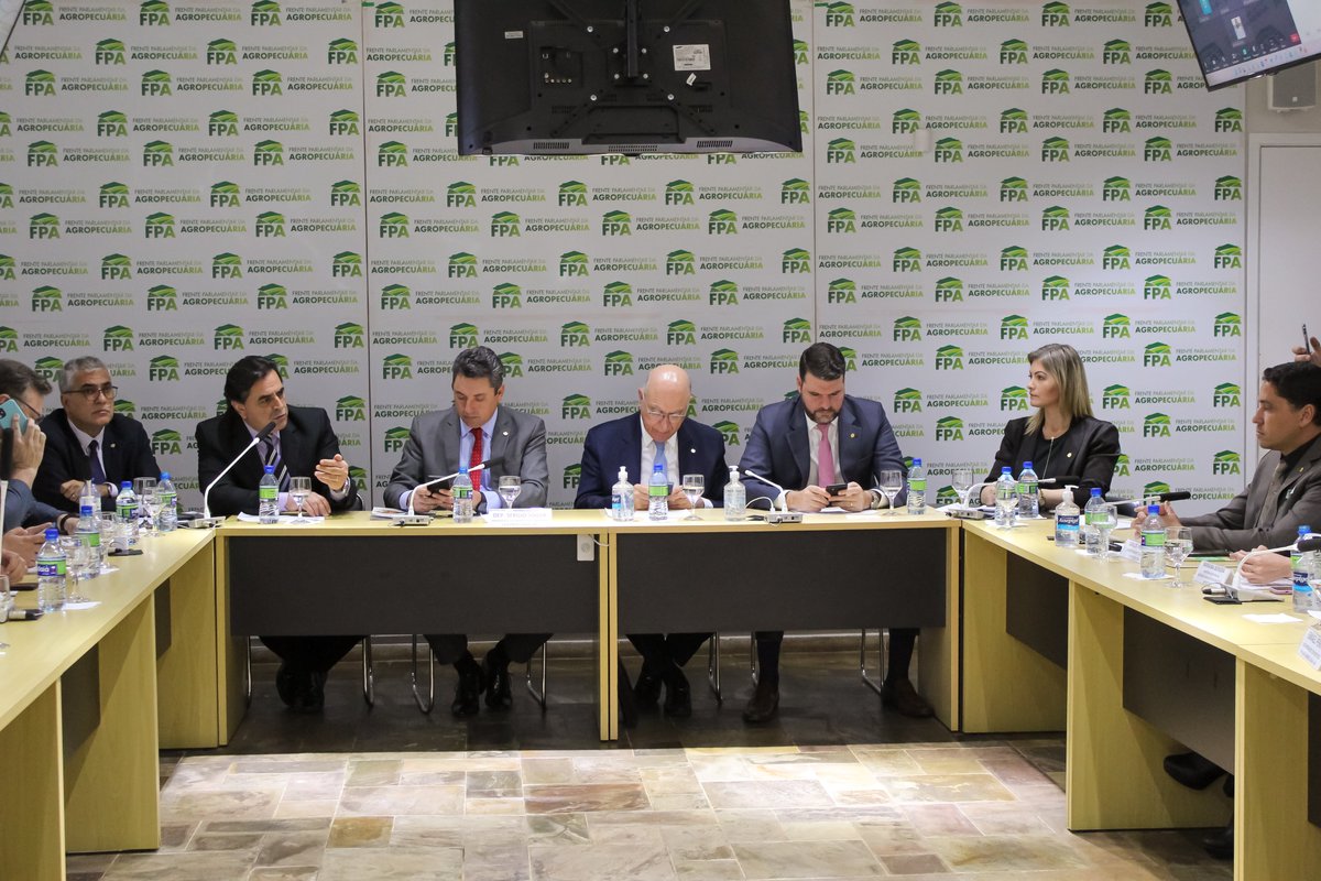prosnacamara's tweet photo. A líder do PROS, deputada federal @AlineSleutjes, esteve na manhã de hoje (12) no encontro semanal da Frente Parlamentar da Agropecuária.

#alinesleutjes #fpa #agro https://t.co/w5grYtirNp