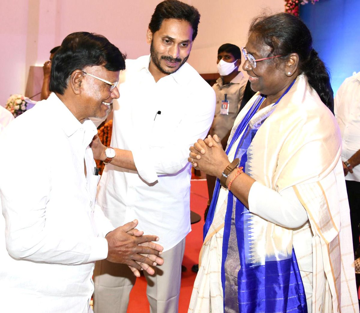 NikhilSetti's tweet photo. Greeted and welcomed NDA's Presidential Candidate Draupadi Murmu Garu during an interaction with the leaders of @YSRCParty in the presence of Hon'ble CM @ysjagan. With GAJUWAKA MLA TIPPALA NAGI REDDY GARU
#TIPPALADEVAN REDDY https://t.co/aD48uRObTW