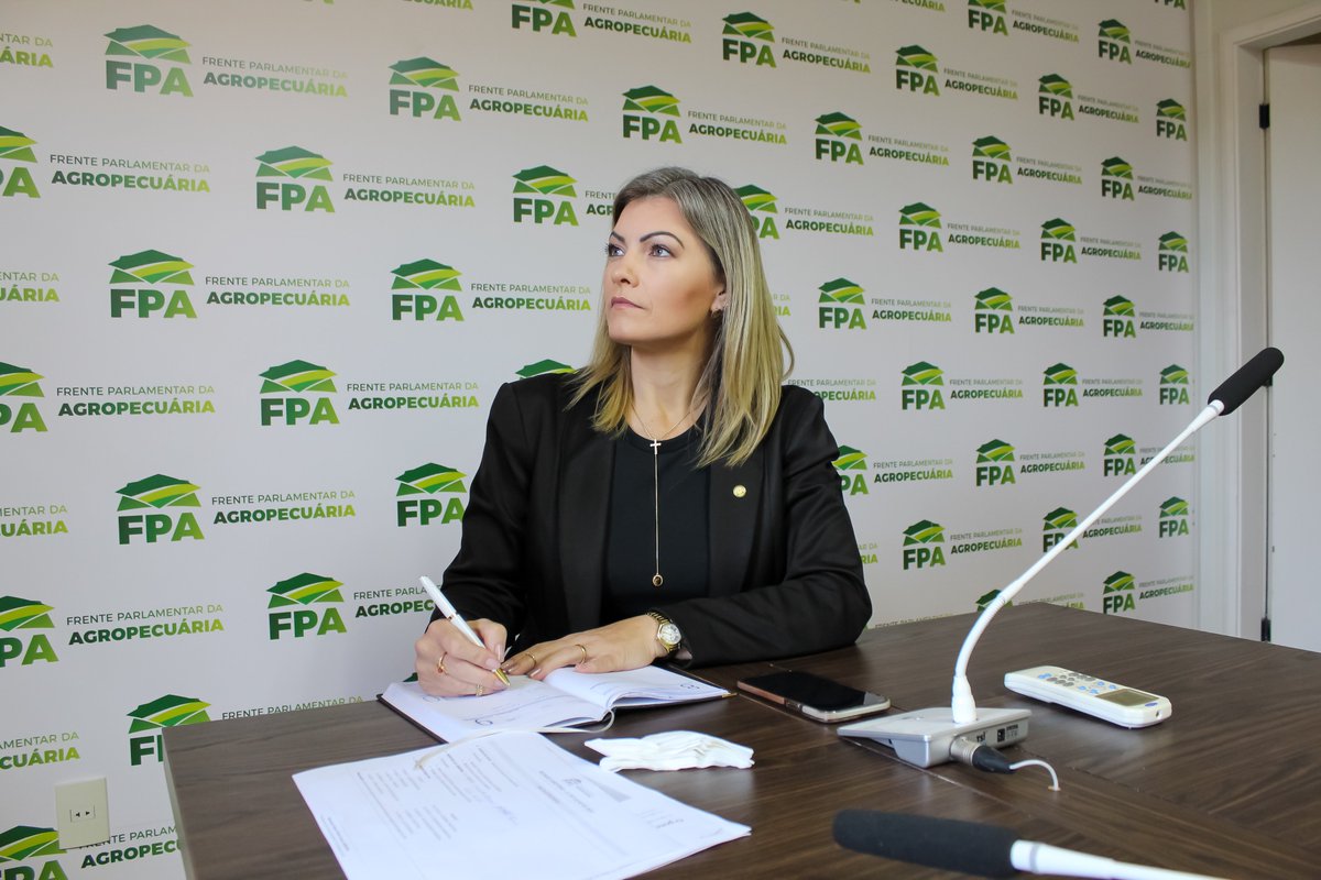 prosnacamara's tweet photo. A líder do PROS, deputada federal @AlineSleutjes, esteve na manhã de hoje (12) no encontro semanal da Frente Parlamentar da Agropecuária.

#alinesleutjes #fpa #agro https://t.co/w5grYtirNp