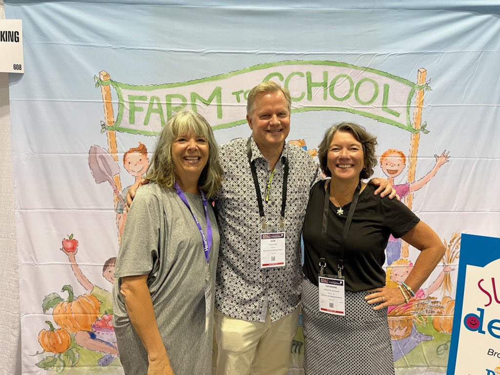 Edu_Snacks's tweet photo. Dick is at the @SchoolLunch #ANC22 again today and saw some amazing people! https://t.co/5ey7C6IUcI