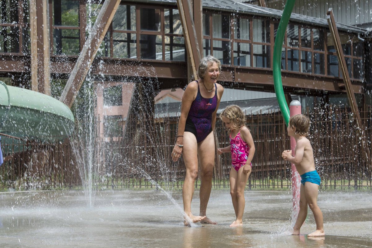 Le Cristal réunit dans un même lieu un condensé d'activités : piscine, patinoire, salle multisports, salle de musculation, mur d'escalade, spa... 🎳

❄ Bon plan hiver : tarifs réduits sur les accès piscine et patinoire en achetant votre forfait en ligne : skipass.pralognan.com