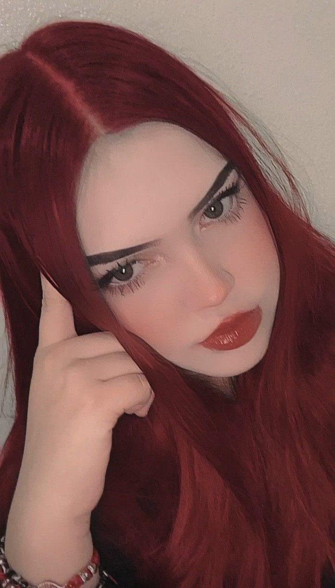 GoddessLaraa's tweet photo. Como me quedaría el pelirrojo?👩🏻‍🦰👑

#findom #goddess #paypig #finsub #findomworship #piggy https://t.co/18bOla5lQX