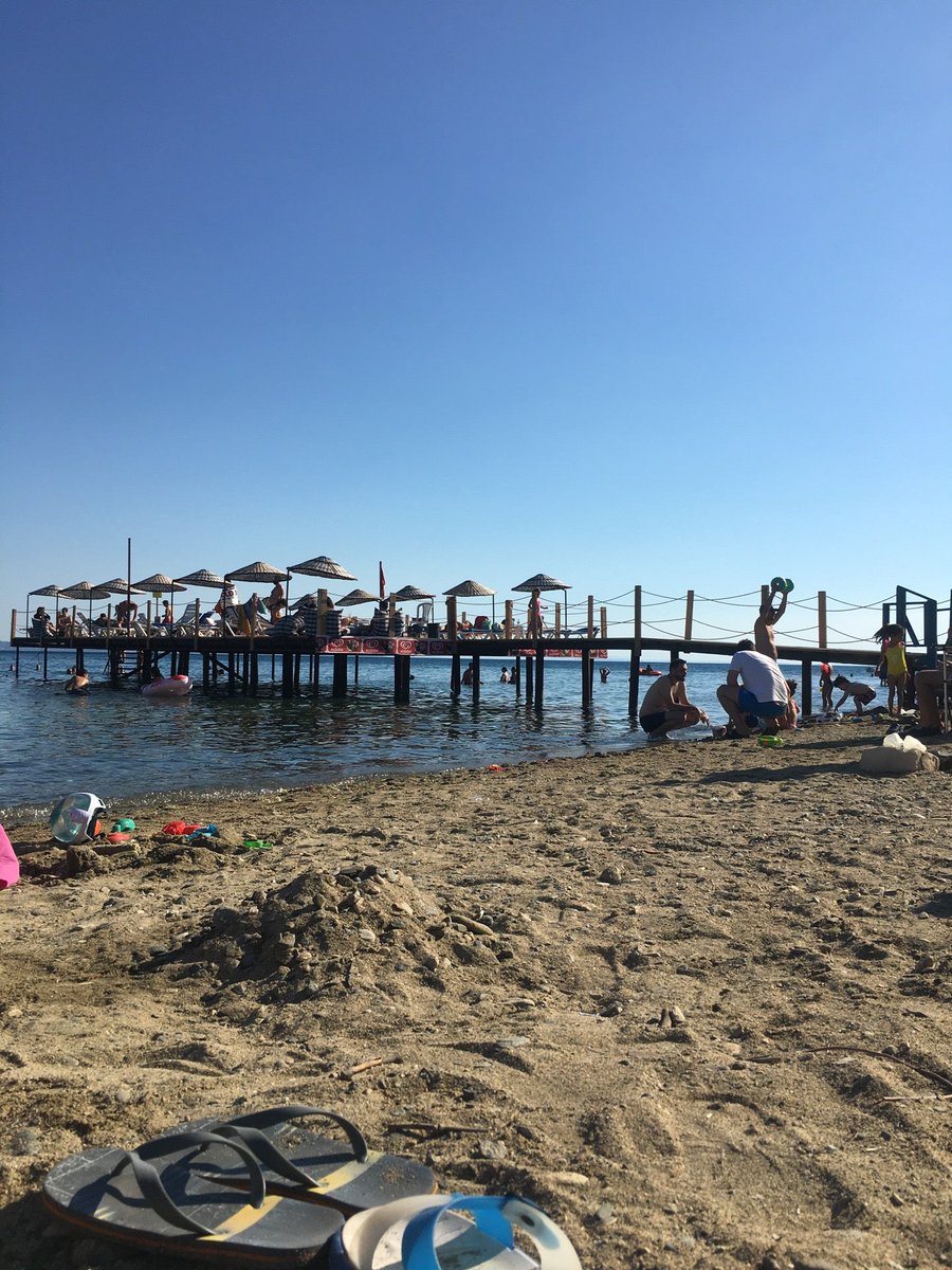 Bayramda çok kalabalık (@ Pat Cafe Plaj in akçay, Balıkesir) swarmapp.com/c/jElO22GoSAf