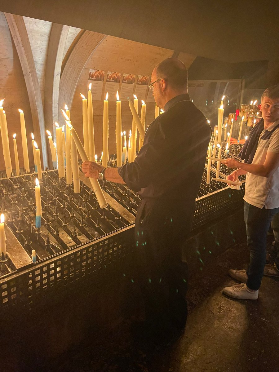 ObispoMunilla's tweet photo. Dejo encendidas estas tres velas en Lourdes:
Por la IGLESIA, para que se santifique en la presente crisis y evangelice.
Por el MUNDO que ha dado la espalda a Dios y por quienes más sufren en él.
Por la FAMILIA, para que vivamos unidos en el amor hasta juntarnos en el Cielo. https://t.co/m01HcQkocf