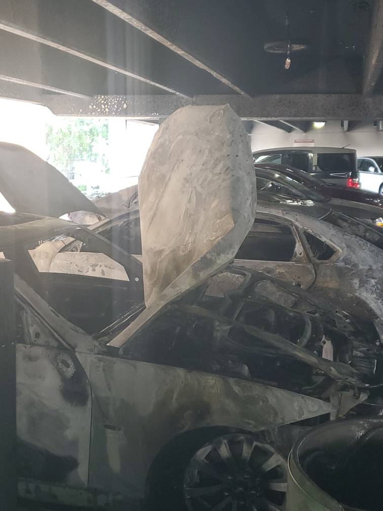 BaltCoFire's tweet photo. A total of 3 cars were destroyed after a fast spreading fire occurred on a 5th floor parking level of Towson Town Mall Tuesday morning. Hazmat crews assisted with a fuel spill caused by the fire. No injuries were reported and the cause of the fire is under investigation. TF https://t.co/ATAjkDluG5