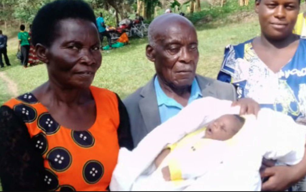 AfricaFactsZone's tweet image. An 83-year-old Ugandan man, Mzee Yosia Mwesigye has fathered his first child after waiting for one for 60 years.

He married his wife, Jane Tukamuhabwa at the age of 23 in 1962.

Doctors assured them they were fertile despite numerous attempts to have children together.