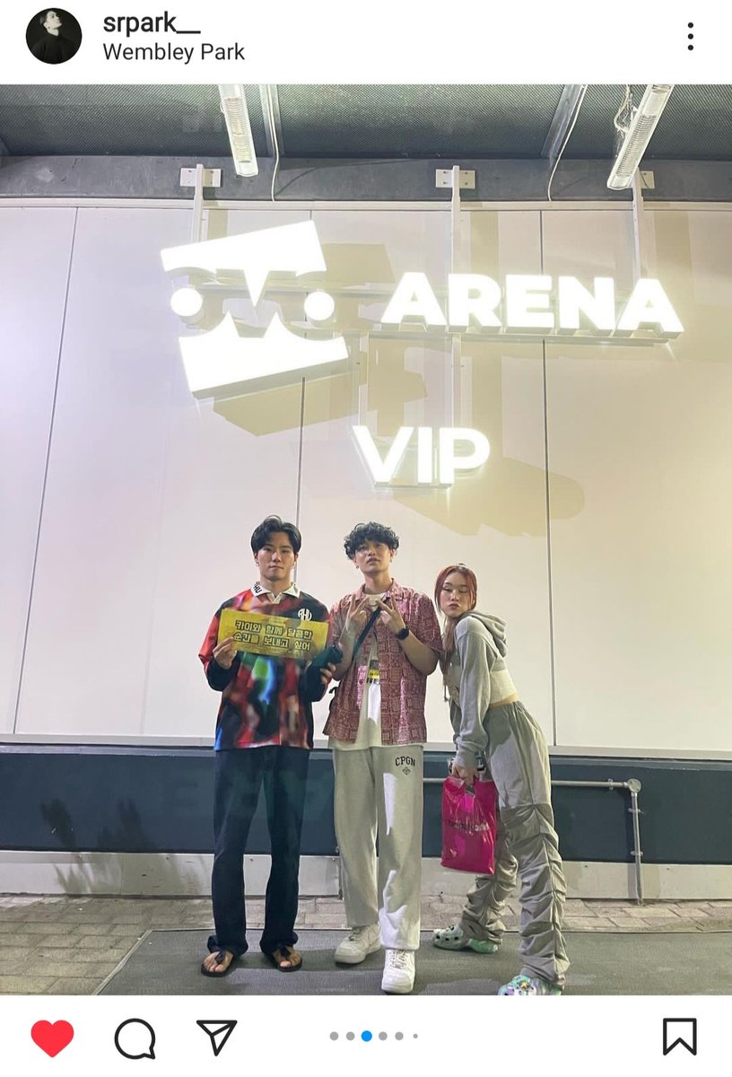 ErigomsBR's tweet photo. O dançarino do #KAI (srpark__) postou uma foto com Jrick Baek segurando o banner do @KaiStudio_Proj 

💬Jrick Baek comentou:  mas eu pareço fã do Kai hyung😂
💬Riye respondeu: um fã que seguiu todo o caminho até Londres" 

O #teamkai é privilegiado kkkkkkk

#HallyuPopFest2022 https://t.co/W6De36QTTG