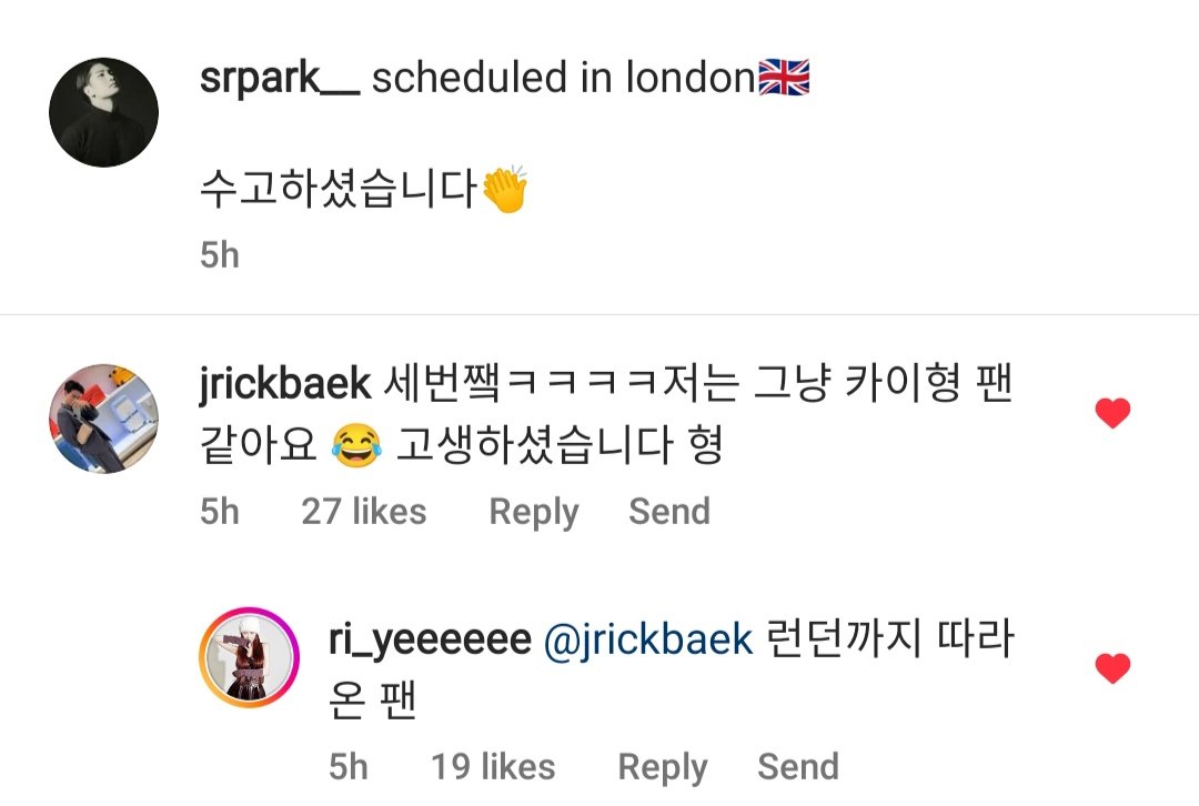 ErigomsBR's tweet photo. O dançarino do #KAI (srpark__) postou uma foto com Jrick Baek segurando o banner do @KaiStudio_Proj 

💬Jrick Baek comentou:  mas eu pareço fã do Kai hyung😂
💬Riye respondeu: um fã que seguiu todo o caminho até Londres" 

O #teamkai é privilegiado kkkkkkk

#HallyuPopFest2022 https://t.co/W6De36QTTG