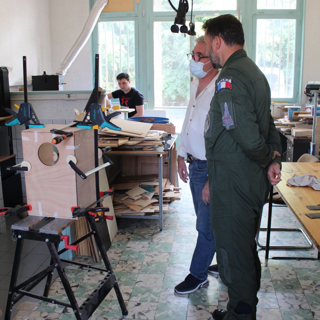 fablab3lapins's tweet photo. Après un partenariat avec la #BA116 pendant la période covid pour monter un réseau de distribution des visières, le Fablab a eu le plaisir d’accueillir le colonel BOUILLAND pour une visite, une découverte des machines et une rencontre de toute l’équipe...Et peut être bientôt plus https://t.co/Eb3ZUsNQEi