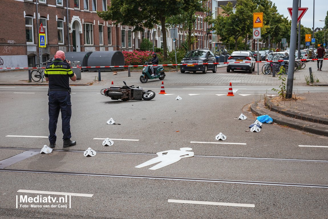 Dinsdagmiddag is een automobilist doorgereden nadat deze op de Claes de Vrieselaan in botsing is gekomen met een scooterrijder. De scooterrijder is gewond, maar aanspreekbaar naar het ziekenhuis vervoerd.
mediatv.nl/automobilist-r…