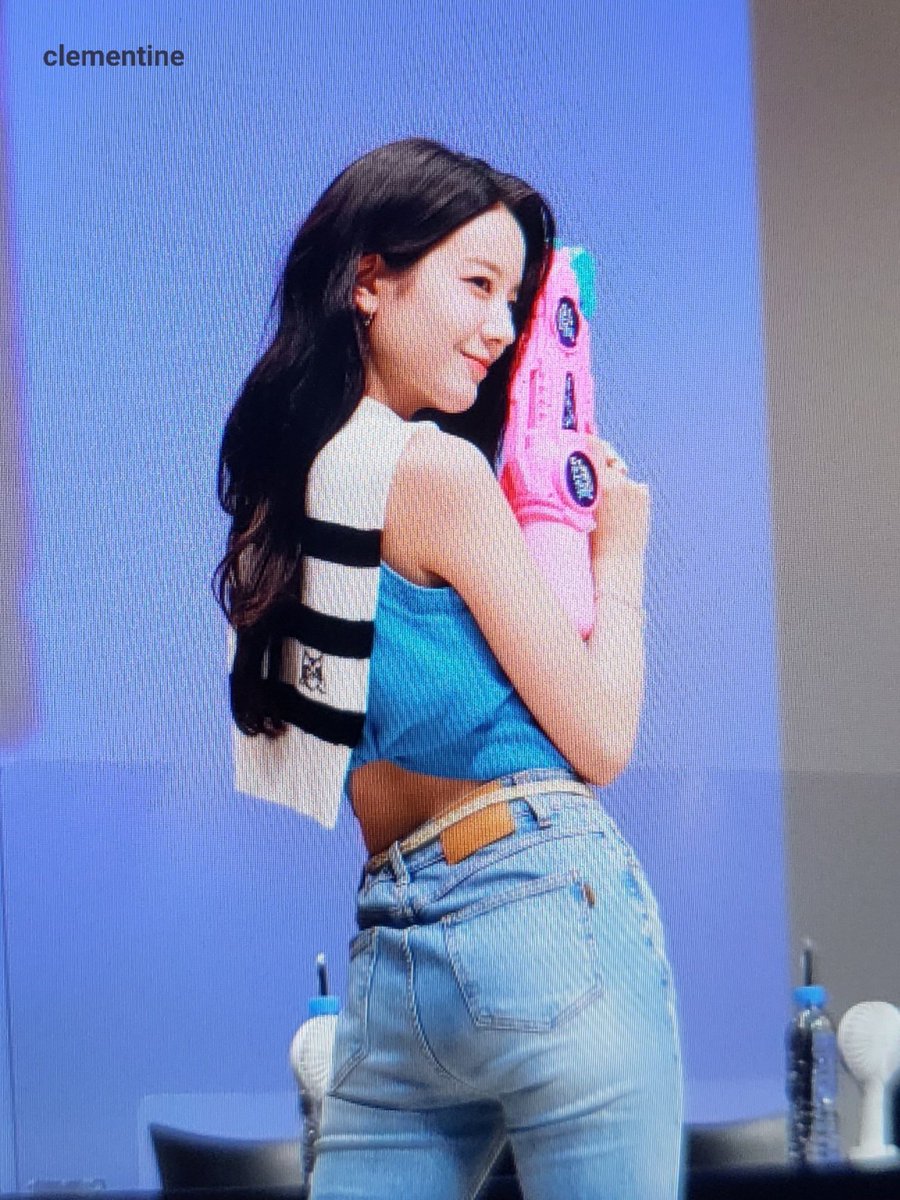 CLEMENTINE_1227's tweet photo. 220710 팬사인회 Preview3

먼디 다 잘 어울리는디

#fromis_9    #프로미스나인   
#장규리 #규리 #JangGyuRi #Gyuri https://t.co/de2q59il9G
