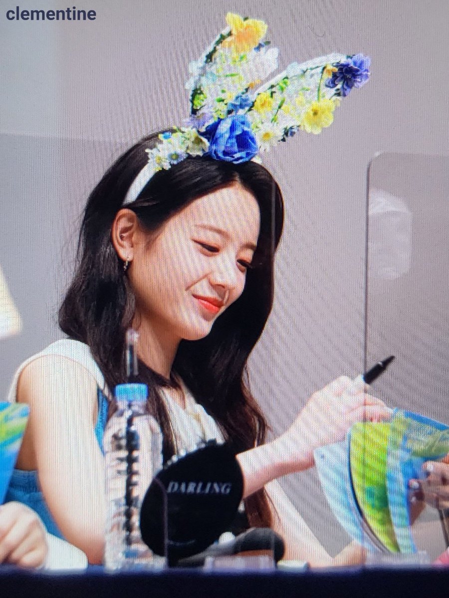 CLEMENTINE_1227's tweet photo. 220710 팬사인회 Preview3

먼디 다 잘 어울리는디

#fromis_9    #프로미스나인   
#장규리 #규리 #JangGyuRi #Gyuri https://t.co/de2q59il9G