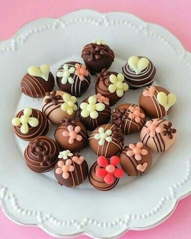 Dzień dobry!

ㅤㅤㅤ ㅤ  chwila słodkości ♡

Dziś przygotowałem desery:
czekoladowo-karmelowe lody z posypką, a także mini czekoladki, mleczne i deserowe. Czekoladki są dodatkiem do każdego zamówienia, czy to kawa, czy herbatka lub deser :]
Serdecznie zapraszamy 😊

– Eric
ㅤㅤ