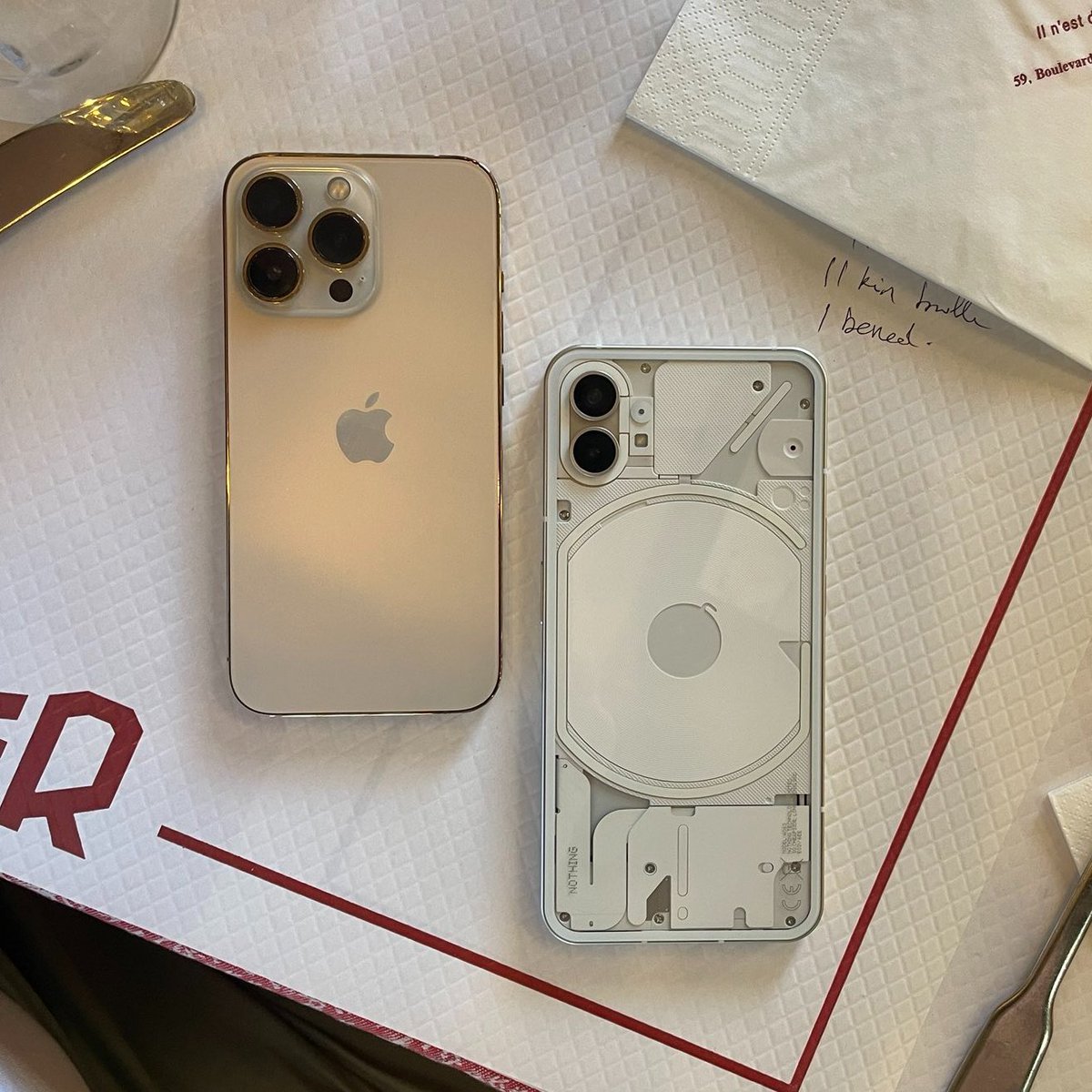 GadgetsBoy's tweet photo. Nothing Phone (1) next to the iPhone 13 Pro  #NothingPhone1 https://t.co/UtJhnYMkcr