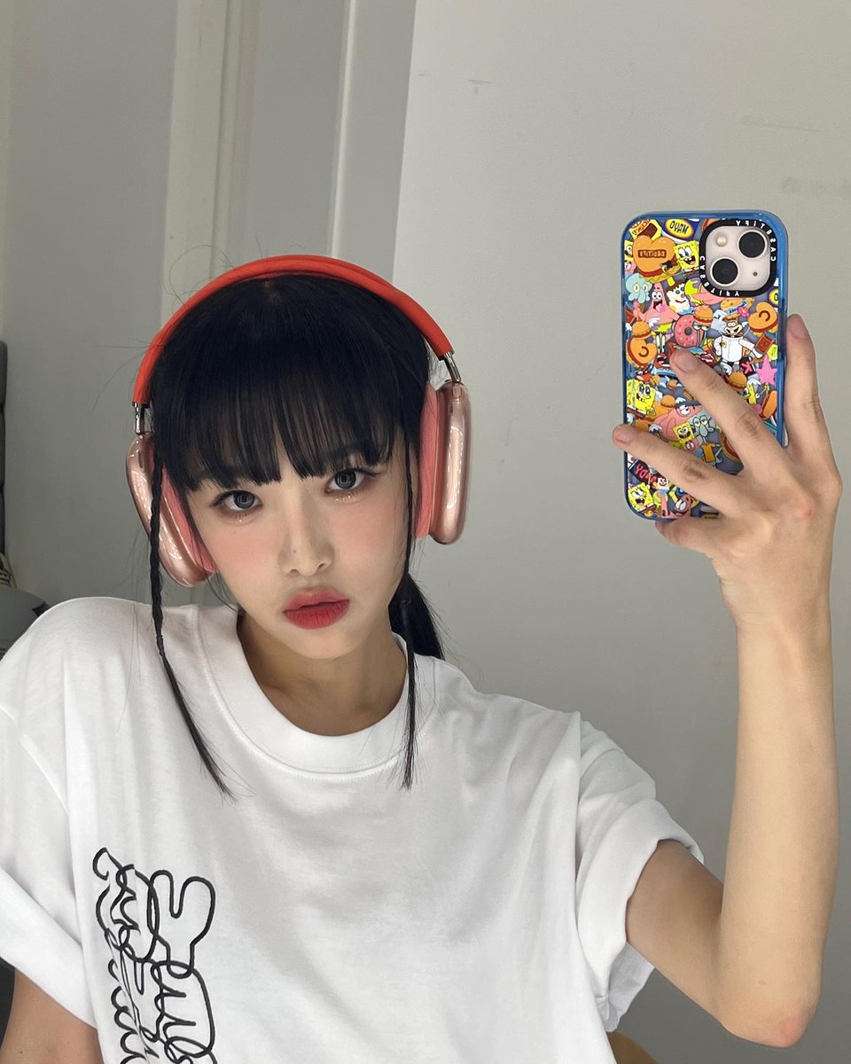 SummersBrezee's tweet photo. Everyoneʼs max girl have been flaming up these ignite weeks, looking for the heads whoʼve been sending out dozens of ‘miss youʼ posts (to give a tepid grin, of course). Dressed to the nines in a white shirt and contemporary rose-tinted wireless headphones. Ready to take on July! https://t.co/sfamiuCFM9