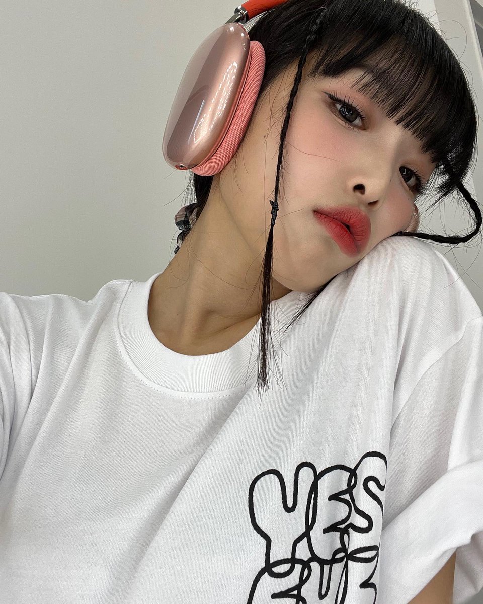 SummersBrezee's tweet photo. Everyoneʼs max girl have been flaming up these ignite weeks, looking for the heads whoʼve been sending out dozens of ‘miss youʼ posts (to give a tepid grin, of course). Dressed to the nines in a white shirt and contemporary rose-tinted wireless headphones. Ready to take on July! https://t.co/sfamiuCFM9