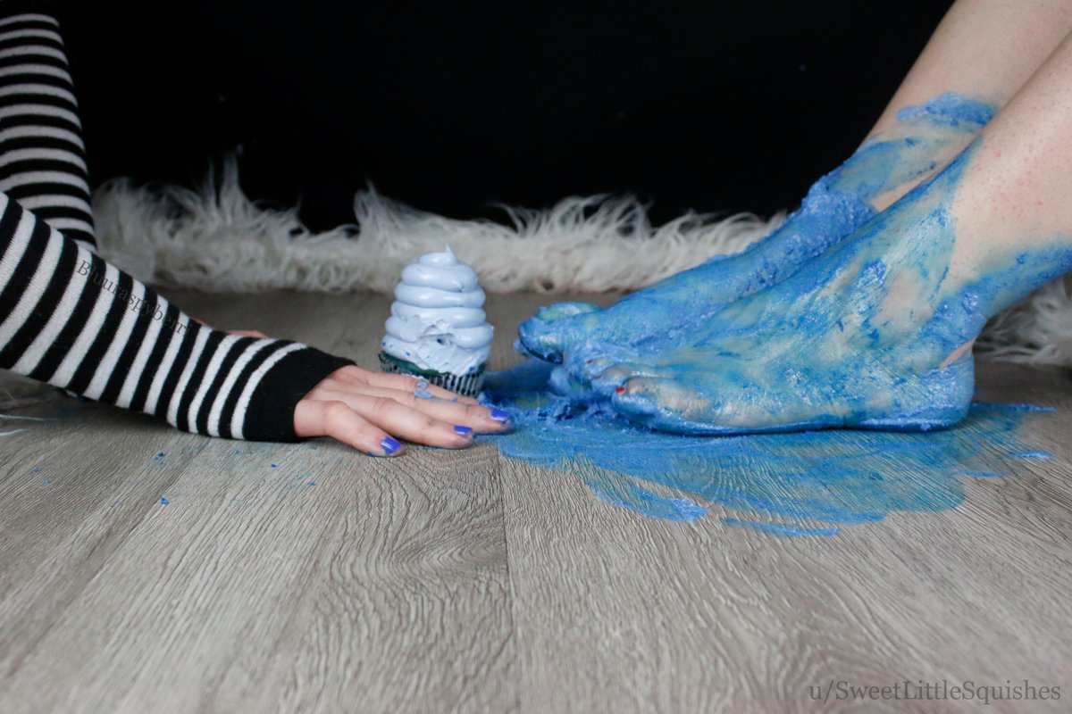 SweetSquishes's tweet photo. Cupcake as massage oil?

#footmassage #FOOTFETİSH #messy #barefoot #dirtyfeet #frosting #toes #hands #cupcake #sweetlittlesquishes #wam #toesday https://t.co/tJBExJzEMT