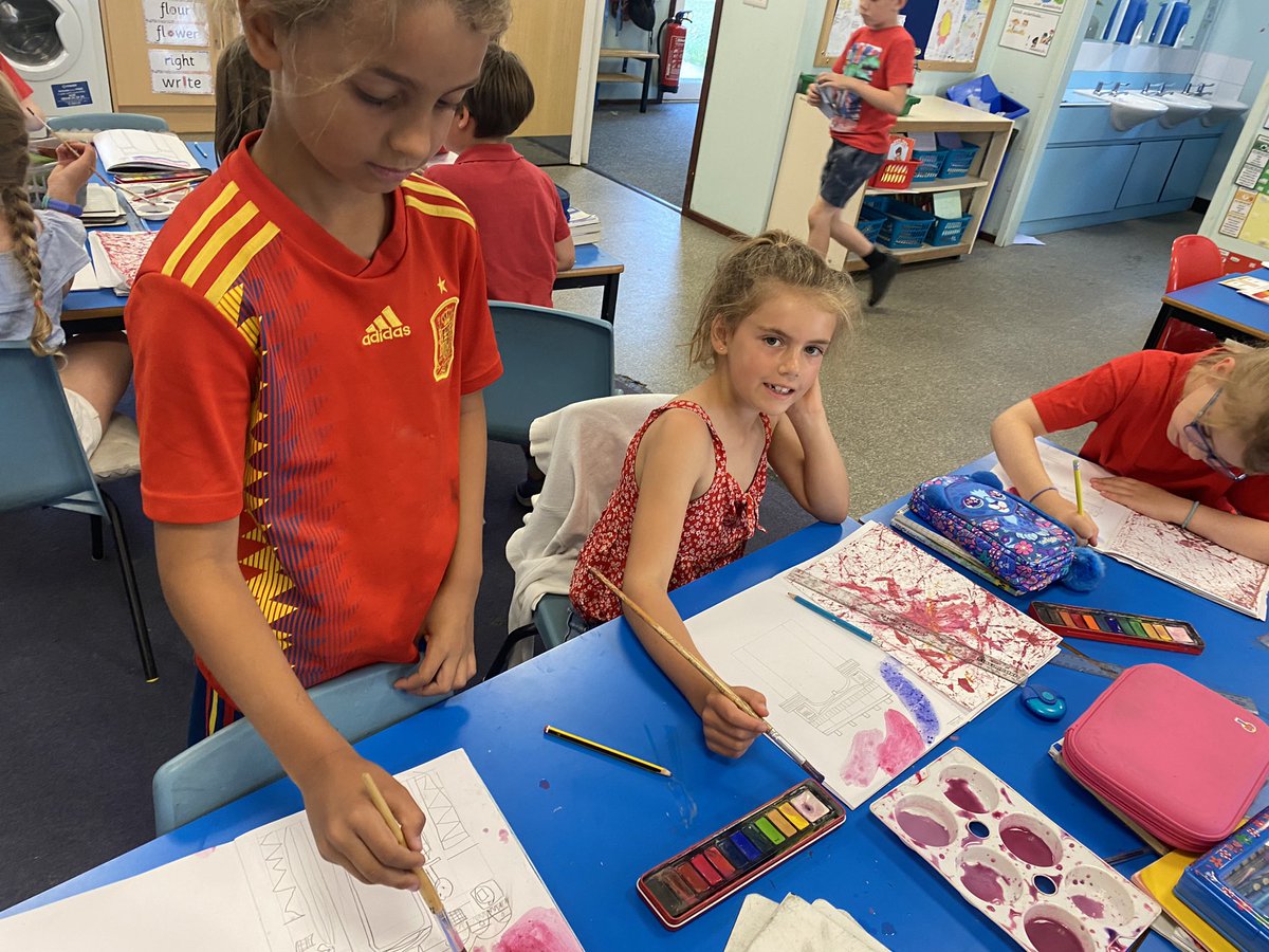 Year 3 made some excellent art work showing how they celebrate Bastille Day at the Arc de Triomphe!🇫🇷