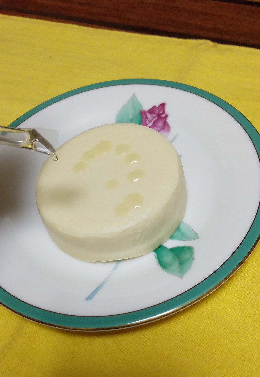 b7HySr6cFAYMIUc's tweet photo. ご飯の後に、先日買ってきたTHEのプリン食べました。
昨夜から冷蔵庫で24時間解凍をして、実食!
3等分して、添付の蜂蜜をかけて初めて味わう美味しさ。
凄くなめらかなイタリアンプリン。澤田さん、期待を大きく上回りました! 本当ヤバイ。
#THE #THEpudding https://t.co/m7jubcFeyB