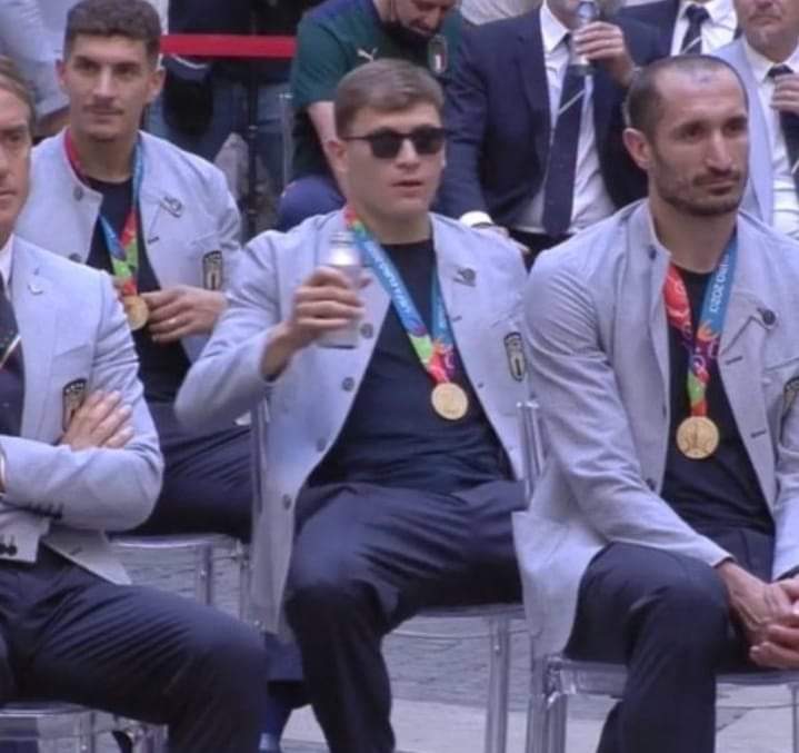 uchoosesilence's tweet photo. Un anno da questo.. ❤️✈️🥇
#barella #euro2020 #itscomingtorome #azzurri https://t.co/5b6shWP1Kk