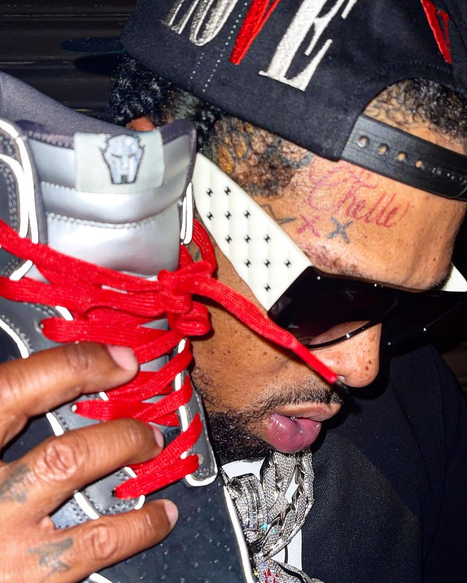 WESTSIDEGUNN's tweet photo. WSG - “I ROCK MY DOOM DUNKS W/ RED LACES, I PRAY FOR MY NI$$AS wit FED CASES”
@keishaplum - “WHO THAT NI$$A nthat BIG ass Bracelet” 🦂⚖️🐐
PEACE “FLY” GOD
@givenchy
#FLYGOD #ART #CULTURE #PEACEFLYGOD #ICON #MASTERMIND #Curation #GXFR #MICHELLERECORDS #MFDOOM #WESTSIDEDOOM https://t.co/iYxUNSAfkc