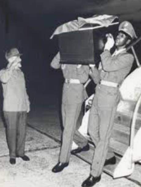 SuselyMorfaG's tweet photo. #TenemosMemoria 🇨🇺 #Cuba vuelve a recordar con emoción aquel #12de Julio del 97 cuando llegaron a #LaHabana los osarios del Che y otros seis compañeros caídos junto a él en Bolivia #CubaViveEnSuHistoria
#Matanzas https://t.co/8mND5WQwh7