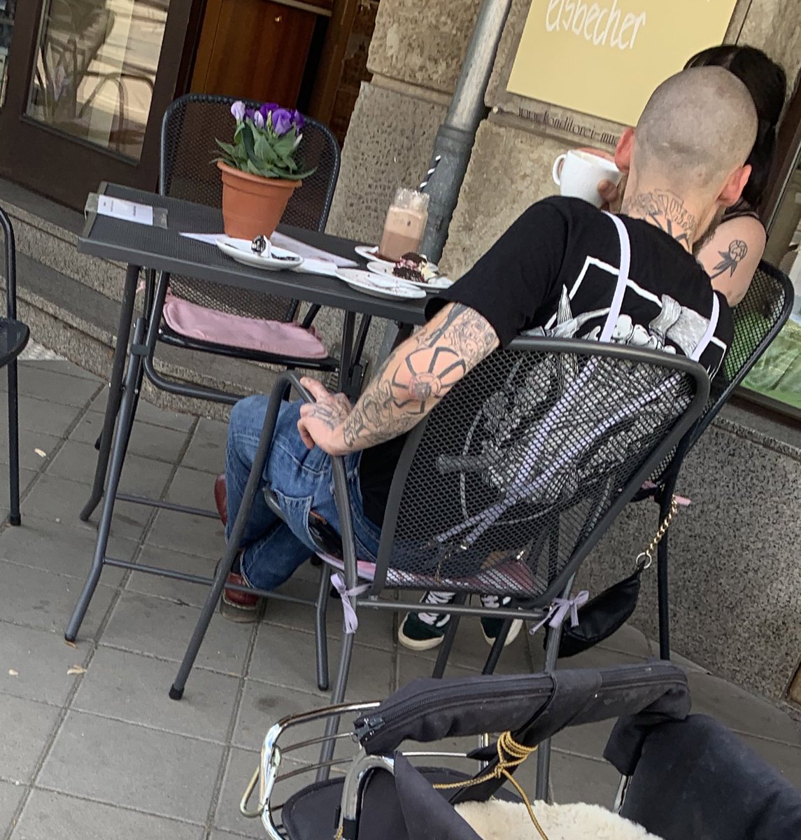 Läuft in Dresden Löbtau!!! 🤢 #dd_nazifrei #Löbtau #KeinViertelfürNazis #dd2307 #AntifaLoebtau