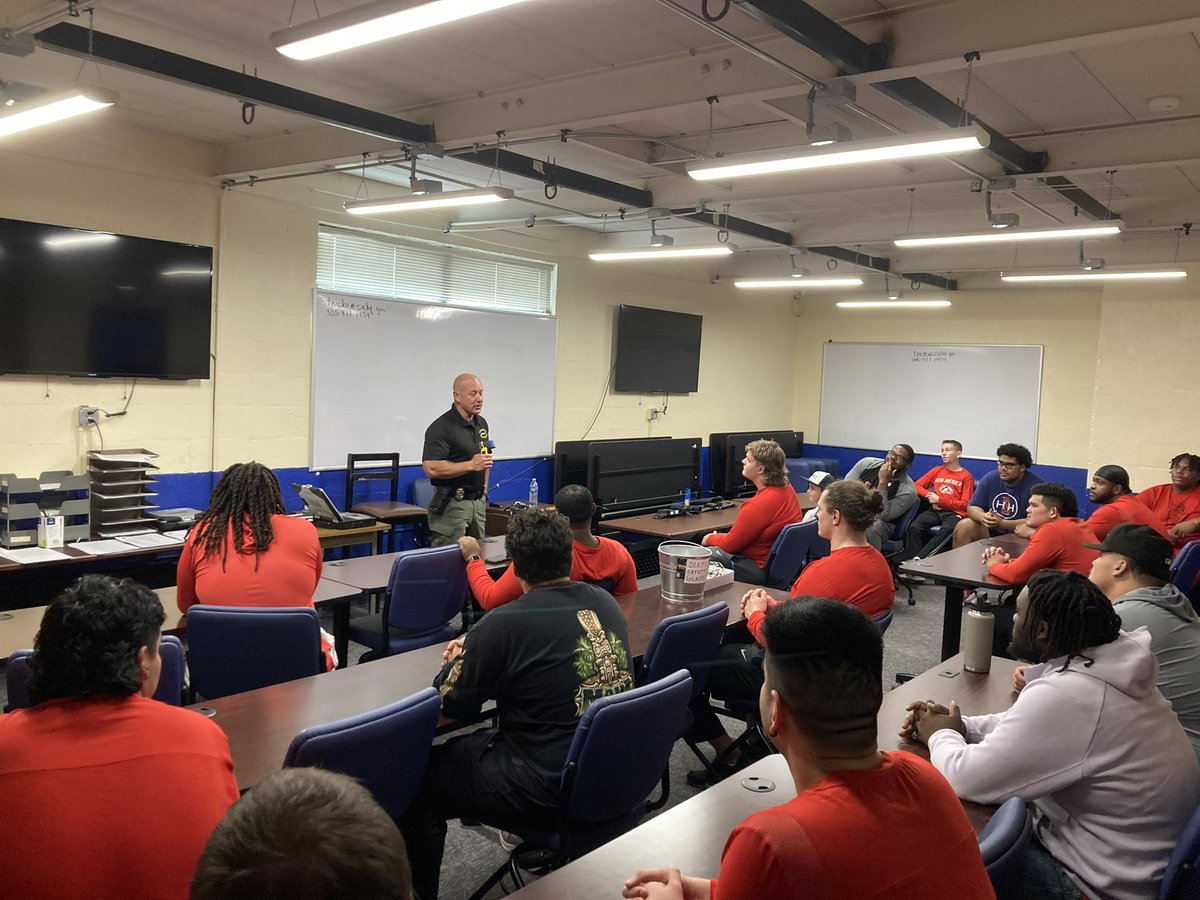 APD Chief of Police (@abqpolicechief) on Twitter photo Our officers partnered with <a href="/unmloboFB/">New Mexico Football</a> for an officer training experience. This was a great opportunity for the student-athletes to develop relationships with police.
<a href="/PresidentStokes/">Garnett S. Stokes</a> <a href="/EddieNunezAD/">Eddie Nunez</a> Our officers partnered with <a href="/unmloboFB/">New Mexico Football</a> for an officer training experience. This was a great opportunity for the student-athletes to develop relationships with police.
<a href="/PresidentStokes/">Garnett S. Stokes</a> <a href="/EddieNunezAD/">Eddie Nunez</a>