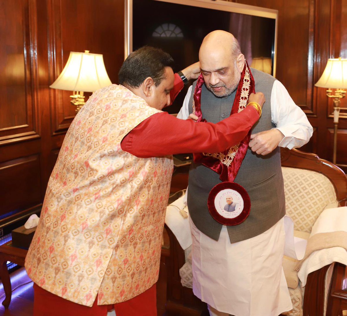 PKhandelwal_MP's tweet photo. सहृदयी एवं विचारोन्मुख गृह मंत्री श्री @AmitShah जी से आज हुई रोचक मुलाक़ात में अनेक व्यापारी विषयों पर चर्चा हुई|उनके सकारात्मक दृष्टिकोण एवं देश के व्यापार को नए आयाम देने के इरादों के प्रति देश के व्यापारियों @CAITIndia का विनम्र साधुवाद @HMOIndia @nsitharaman @PiyushGoyal https://t.co/48Zt6pAMMC