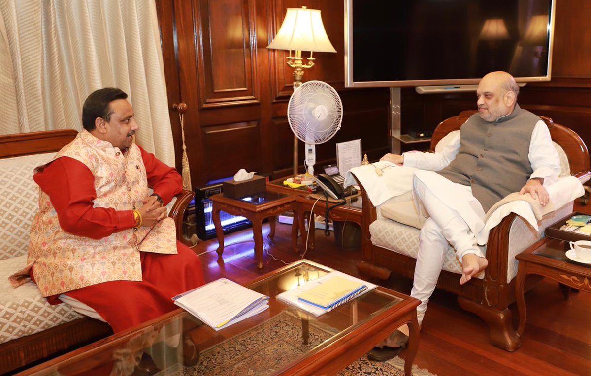 PKhandelwal_MP's tweet photo. सहृदयी एवं विचारोन्मुख गृह मंत्री श्री @AmitShah जी से आज हुई रोचक मुलाक़ात में अनेक व्यापारी विषयों पर चर्चा हुई|उनके सकारात्मक दृष्टिकोण एवं देश के व्यापार को नए आयाम देने के इरादों के प्रति देश के व्यापारियों @CAITIndia का विनम्र साधुवाद @HMOIndia @nsitharaman @PiyushGoyal https://t.co/48Zt6pAMMC