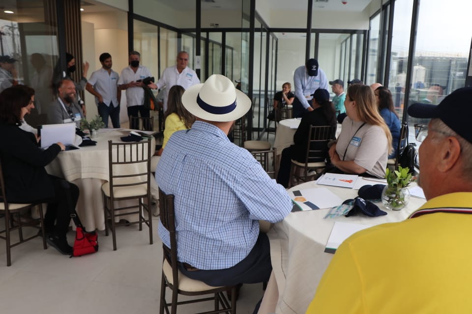 cnaecuador's tweet photo. HOY | Representantes de supermercados y food services de Norte América visitan en #Guayaquil la planta procesadora de #SONGA para conocer cómo se procesa “El Mejor Camarón del Mundo”. https://t.co/VjdK4Bn4Qg