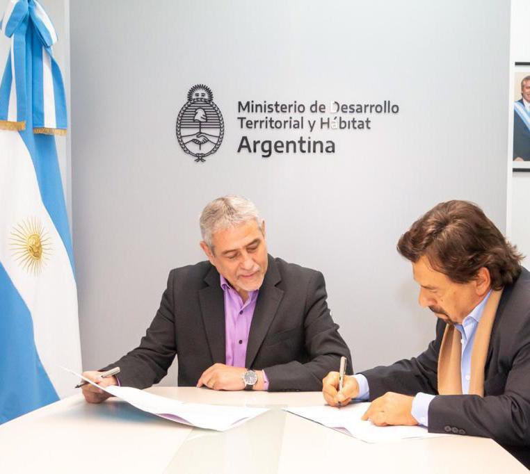 2 mil viviendas más para los salteños 🏡🙌🏻

🤝 En Buenos Aires, nos reunimos con el ministro de Desarrollo Territorial y Hábitat de la Nación, <a href="/jorgeferraresi/">Jorge Ferraresi</a> y firmamos un convenio para la construcción de 2 mil viviendas en el marco del programa Casa Propia - Construir Futuro.