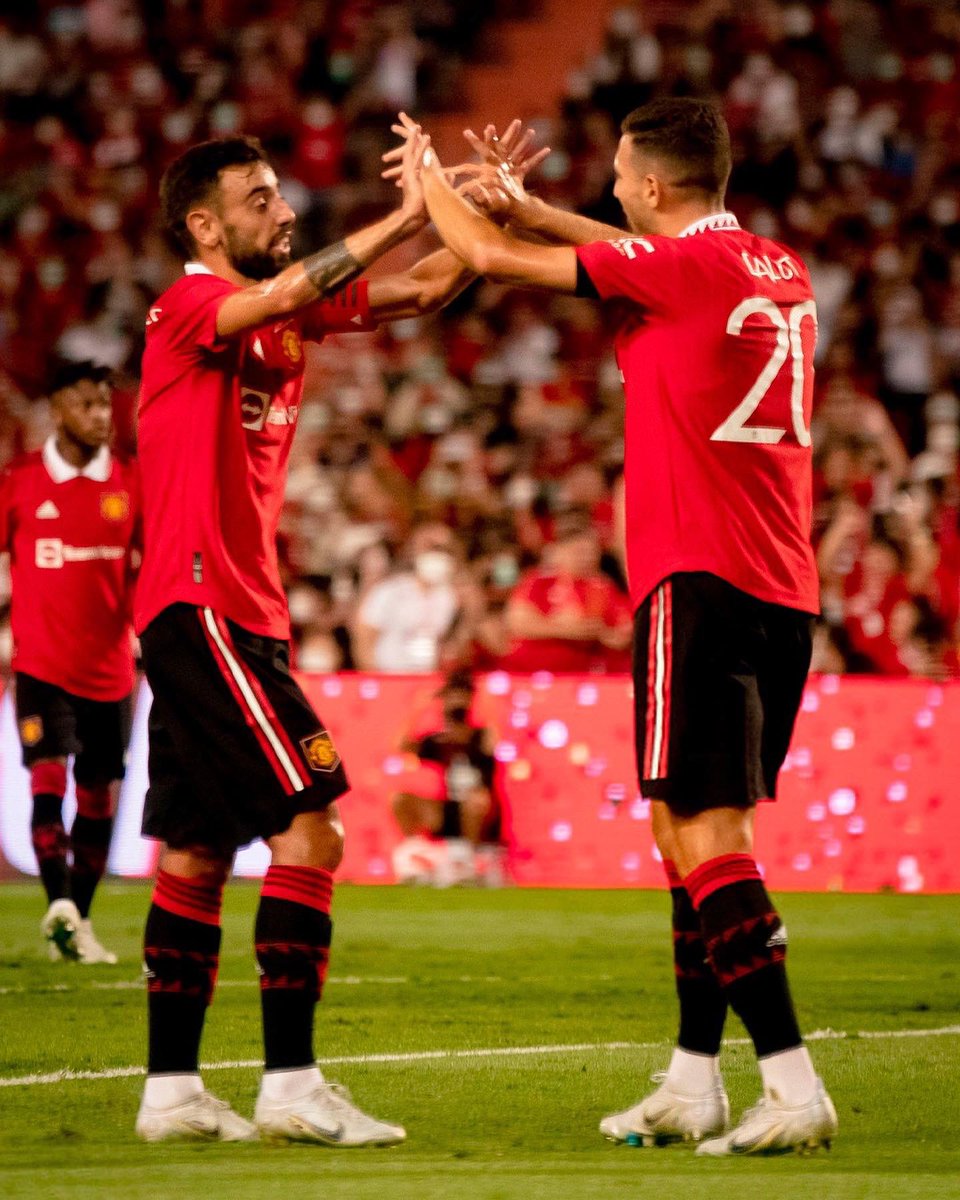 DalotDiogo's tweet photo. Amazing support in Thailand 🇹🇭 Was a pleasure ❤️ thank you! #MUTour2022 https://t.co/mSgmVYsM61