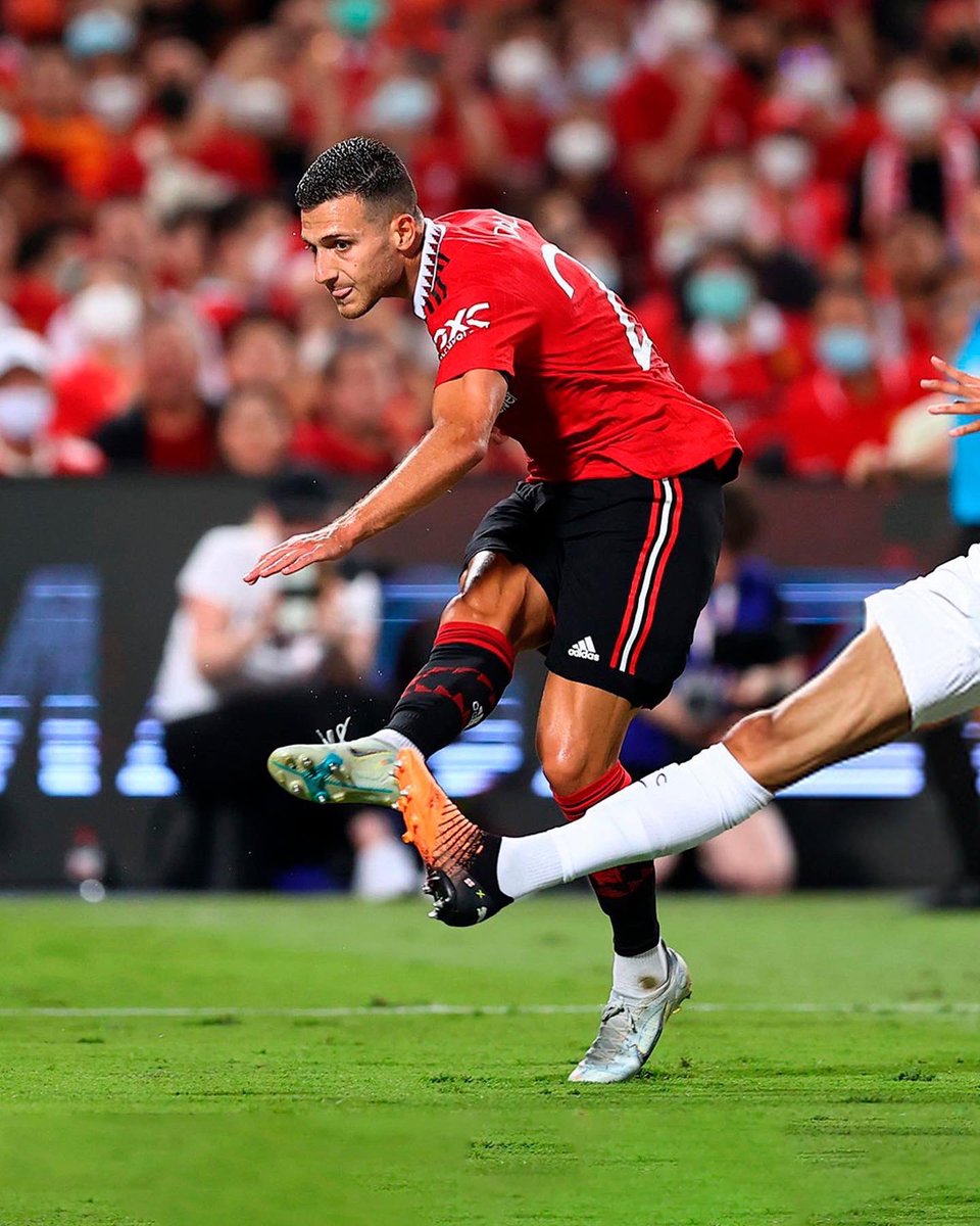 DalotDiogo's tweet photo. Amazing support in Thailand 🇹🇭 Was a pleasure ❤️ thank you! #MUTour2022 https://t.co/mSgmVYsM61