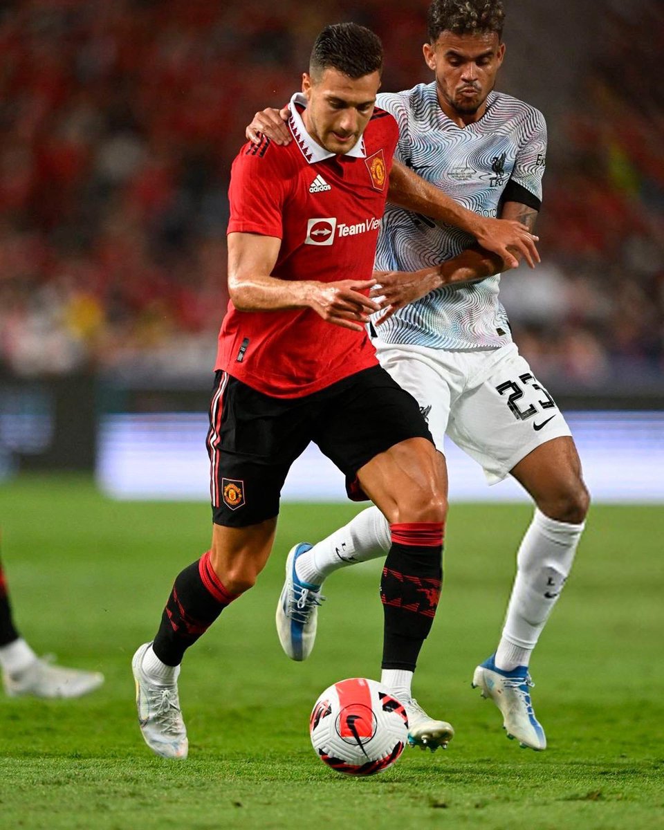 DalotDiogo's tweet photo. Amazing support in Thailand 🇹🇭 Was a pleasure ❤️ thank you! #MUTour2022 https://t.co/mSgmVYsM61