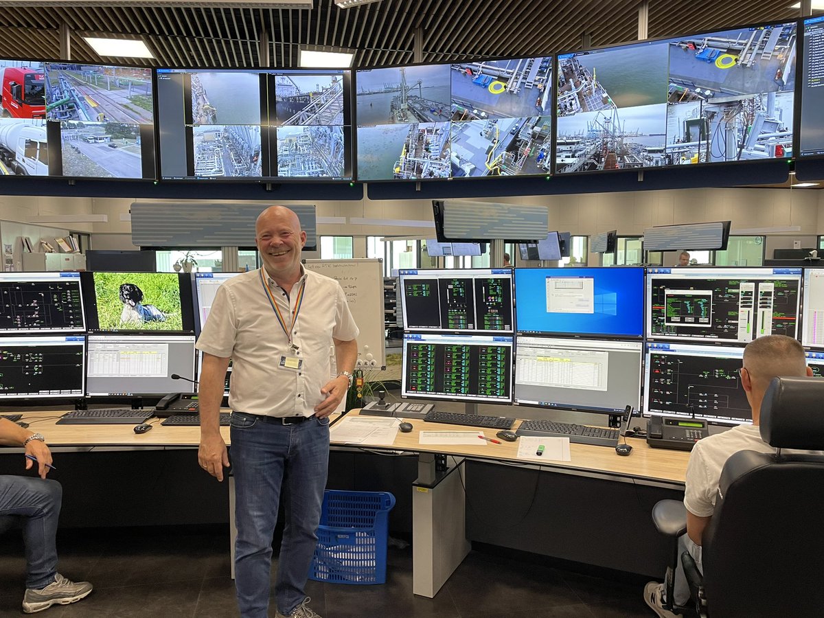 RobertSimonsLR's tweet photo. Vandaag een mooi en interessant werkbezoek gehad bij @bp_plc in de Europoort. BP biedt veel werkgelegenheid en zet zich actief en betrokken in voor de energietransitie in de haven, met aandacht voor waterstof en windenergie op zee. https://t.co/YkAHlgKDhw