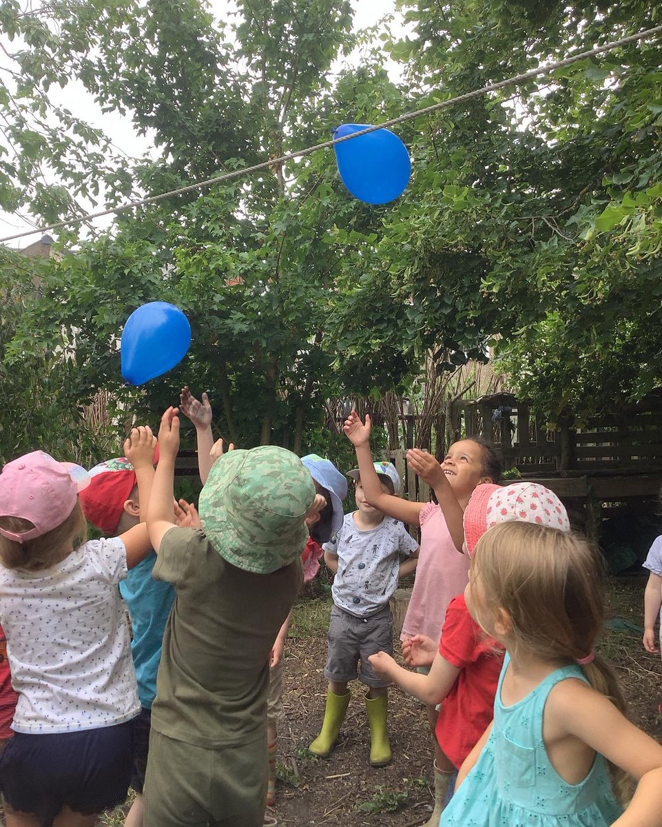 Alfretonnursery's tweet photo. @ForestSchools #party, #blueballoon with #kipper the #dog.  #games #partyfood and lots of #fun @cosydirect @Alfretonnursery @CreativeSTAR @Muddyfaces #learningoutside #mickinkpen @MickInkpen #childrensstories #eyfs https://t.co/DJNEMZ7ZWq
