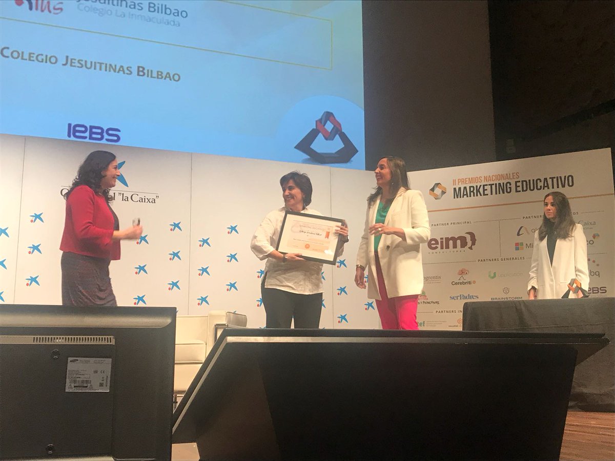 Tangram_LS's tweet photo. #Recuerdo de cuando hicimos entrega a @JesuitinasBi el premio #PremiosMe 2018 https://t.co/eCx8DfKIUh