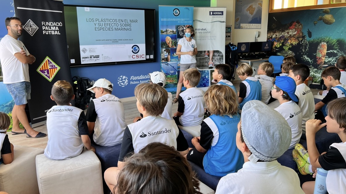 🐟 A l'escola @agora_portals de #Calvià, hem fet una xerrada mediambiental sobre el fons marí amb <a href="/ieo_baleares/">IEO Baleares 🐟🪸🐙🦐🐬</a> al #CampusVicenteDelBosque, de la mà de <a href="/PalmaFutsal/">Illes Balears Palma Futsal</a>.

💧 L'objectiu és conscienciar l'alumnat dels efectes dels plàstics al mar i de cuidar el medi ambient.