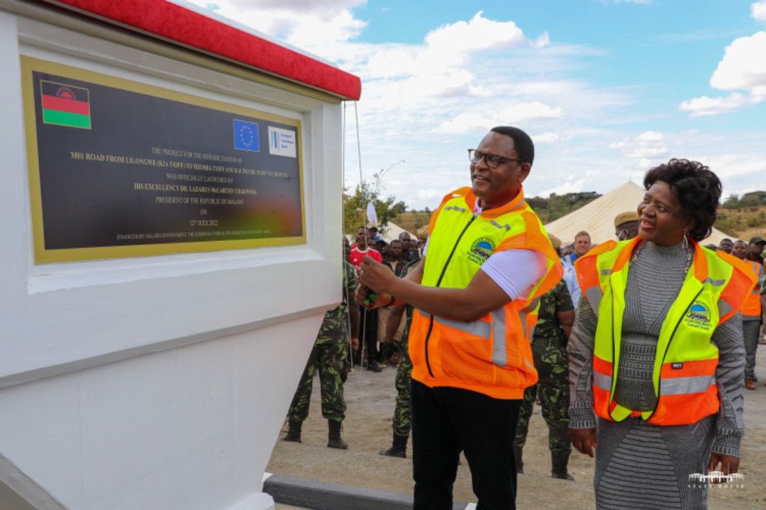 LAZARUSCHAKWERA's tweet photo. Rehabilitation works of the 302 kilometre-stretch of the M1 Road from #Lilongwe to #Rumphi will spur economic growth via job creation, trade & access to social services. #MalawiGovernment will construct modern roads & key infrastructure to aid development.
#BuildingaNewMalawi https://t.co/bfKwhvxSeS