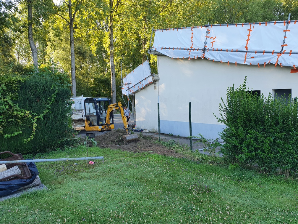 C'est l'été ! On prépare la rentrée ! La ville en profite pour donner un coup de neuf aux équipements sportifs ! Au stade du Vélodrome, agrandissement en cours et changement de toiture pour les vestiaires. #travaux #jesuisalbert